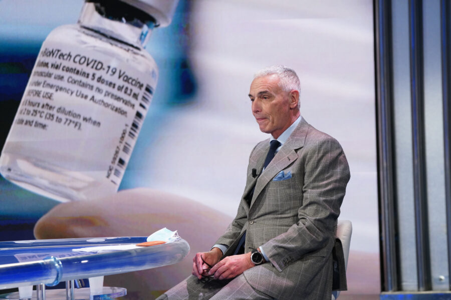 L’Ema fa ripartire i vaccini, ma l’Italia spreca un giorno in più per far contenta l’Aifa