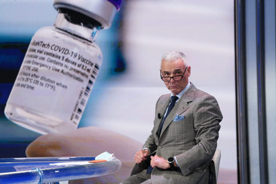 AstraZeneca, l’Aifa rassicura dopo il disastro comunicativo: “6 casi sospetti su milioni di dosi”