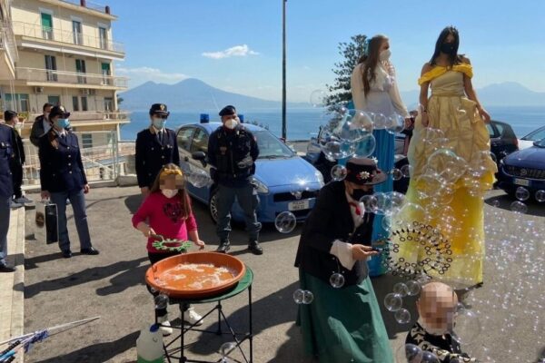 Polizia dai bimbi del Santobono-Pausilipon: uova di cioccolato, giochi e bolle di sapone