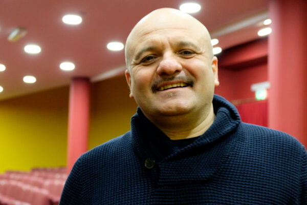 “Zona pariamiento per scacciare la malinconia”: Peppe Iodice porta in scena la ‘variante comica’