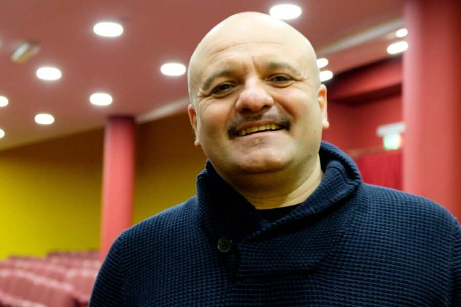 “Zona pariamiento per scacciare la malinconia”: Peppe Iodice porta in scena la ‘variante comica’