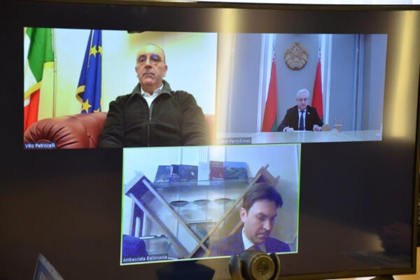 Il grillino Petrocelli ‘flirta’ col dittatore Lukashenko: la repressione in Bielorussia è “questione di sicurezza interna”