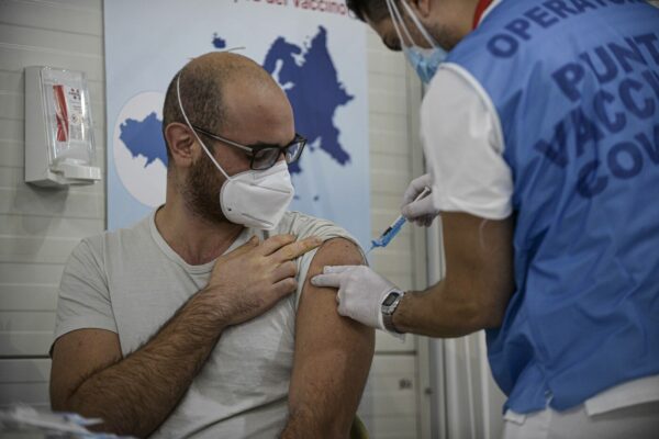 Il Medioevo non è finito, col piano vaccini tornano le corporazioni