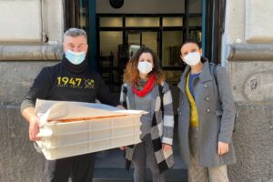 Enzo Durante regala le pizze fritte ai senza tetto: “La zona rossa non ci fa lavorare? Non sprechiamo il cibo, doniamo a chi ne ha bisogno” Enzo Durante regala le pizze fritte ai senza tetto: “La zona rossa non ci fa lavorare? Non sprechiamo il cibo, doniamo a chi ne ha bisogno”