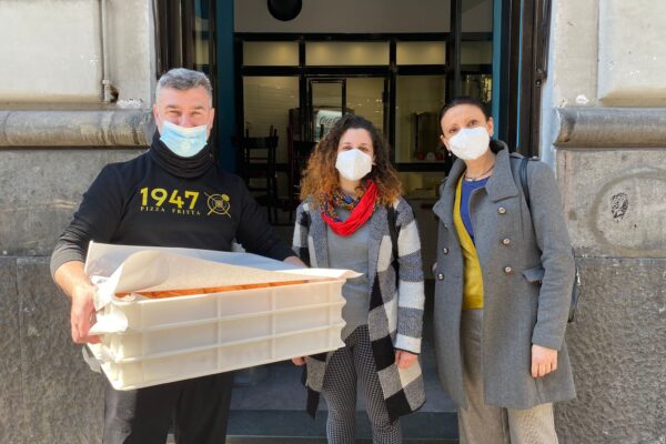 Enzo Durante regala le pizze fritte ai senza tetto: “La zona rossa non ci fa lavorare? Non sprechiamo il cibo, doniamo a chi ne ha bisogno” Enzo Durante regala le pizze fritte ai senza tetto: “La zona rossa non ci fa lavorare? Non sprechiamo il cibo, doniamo a chi ne ha bisogno”