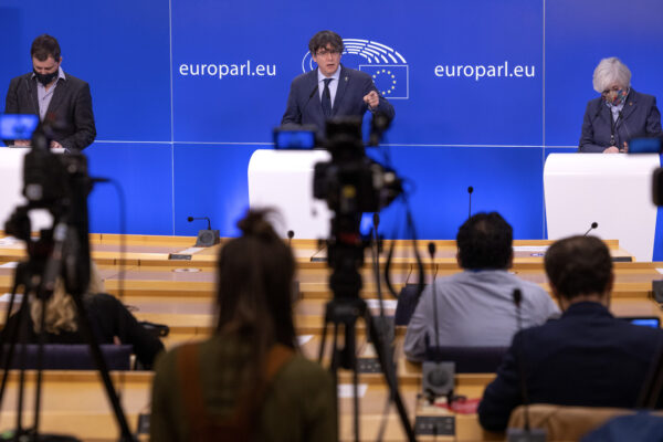 L’Ue toglie l’immunità a Puigdemont e co.: arrestateli!