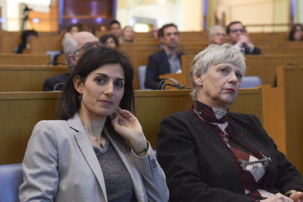 Raggi perde pezzi, Guerrini lascia il Movimento 5 Stelle: la sindaca resta senza maggioranza