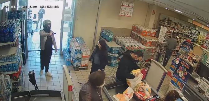 Terrore al supermercato, banditi senza scrupoli: pistola puntata davanti a bambina