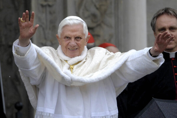 Ratzinger frena i complottisti: “Non ci sono due Papi, mia coscienza a posto”. Attacco a Biden sulla ‘politica gender’