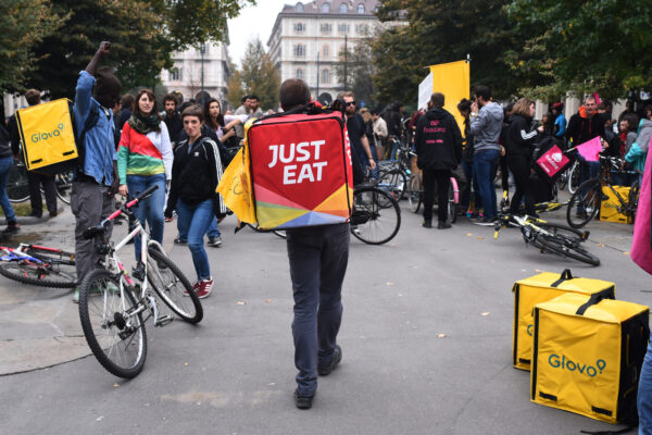 Prima vittoria per i riders di Just Eat: saranno dipendenti