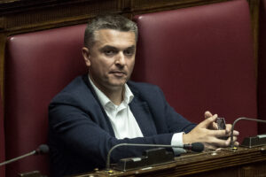 Rixi assolto, si dimise al grido dei grillini: “Honestà, Honestà…” Rixi assolto, si dimise al grido dei grillini: “Honestà, Honestà…”