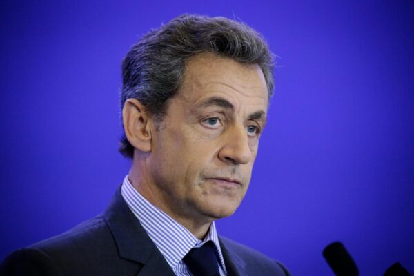 Perché è stato condannato Nicolas Sarkozy, cosa rischia l’ex presidente francese
