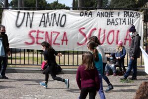 PRESIDIO GENITORI E BIMBI NO DAD DAVANTI AL PARCO VILLA COMUNALE CHIUSO, DIDATTICA A DISTANZA, STRISICONE UN ANNO SENZA SCUOLA