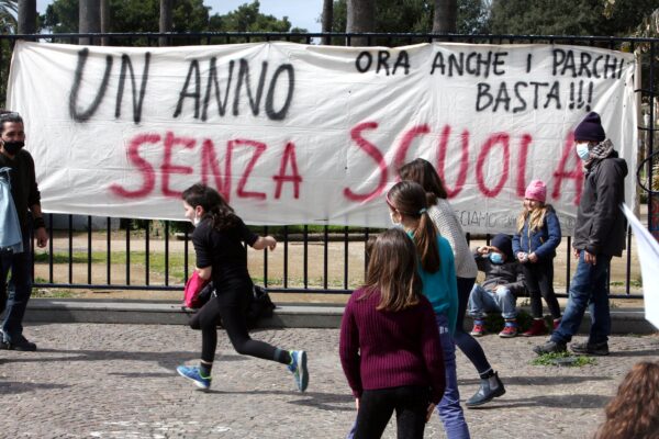 PRESIDIO GENITORI E BIMBI NO DAD DAVANTI AL PARCO VILLA COMUNALE CHIUSO, DIDATTICA A DISTANZA, STRISICONE UN ANNO SENZA SCUOLA
