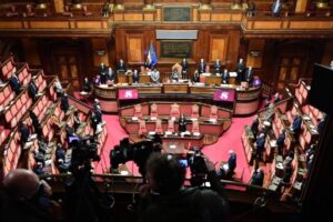 Vitalizio, il Pd cede al populismo a 5 Stelle: via libera alla mozione per la revoca agli ex parlamentari condannati