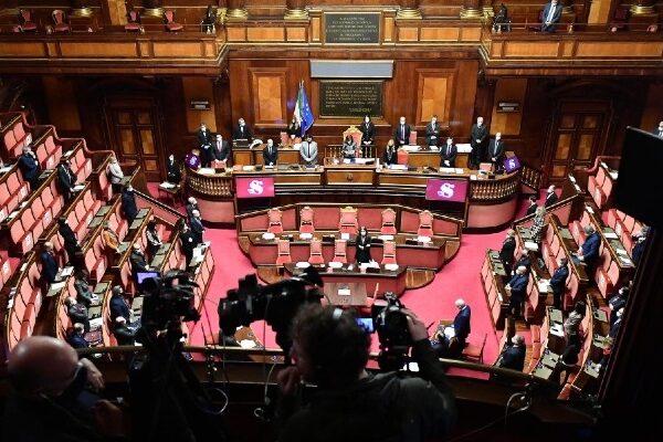 Vitalizio, il Pd cede al populismo a 5 Stelle: via libera alla mozione per la revoca agli ex parlamentari condannati