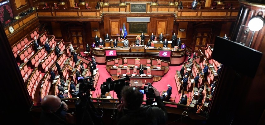 Vitalizio, il Pd cede al populismo a 5 Stelle: via libera alla mozione per la revoca agli ex parlamentari condannati