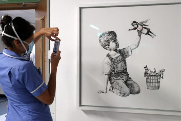 “Game Changer” battuto all’asta: Banksy raccoglie 16,5 milioni per gli ospedali britannici