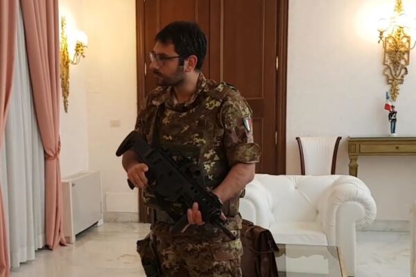 Tofalo e l’alloggio dell’Aeronautica che mantiene senza diritto: la Difesa sfratta l’ex sottosegretario grillino