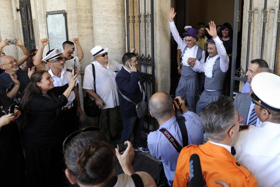 Amore gay? Si può benedire ‘il peccatore’, ma non ‘il peccato’