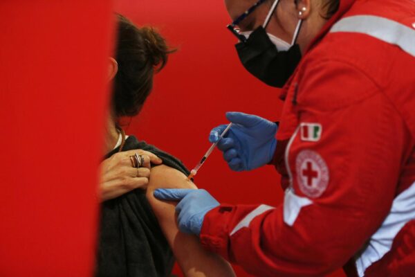 Scudo penale per i vaccinatori, i medici chiedono di fermare la magistratura: “Inaccettabile il rischio di indagini”