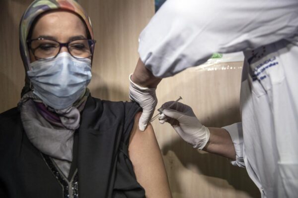 Il ‘modello Marocco’ imbarazza l’Italia: immunizzata quasi il 10% della popolazione, è al decimo posto nella classifica mondiale Il ‘modello Marocco’ imbarazza l’Italia: immunizzata quasi il 10% della popolazione, è al decimo posto nella classifica mondiale