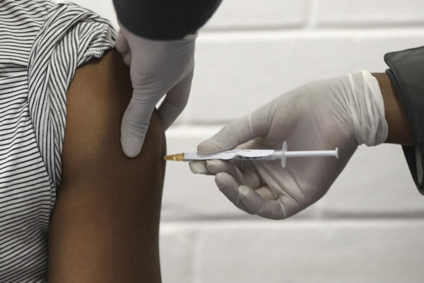Vaccinato 10 volte in un giorno al posto dei no Vax: ‘assunto’ e pagato per farsi immunizzare e ottenere il Green pass