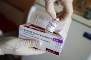 Rischi vaccino AstraZeneca, l’Ue verso raccomandazione uso over 60: dal Belgio primo stop