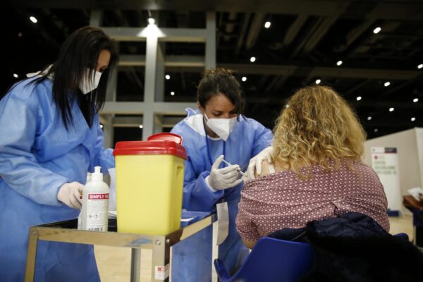 Vaccino, l’ordine di priorità e le nuove regole: il piano Draghi supera le differenze tra Regioni