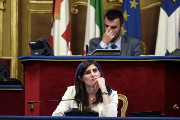Dopo Raggi è il turno di Appendino, anche a Torino traballa la maggioranza 5 Stelle: nel mirino l’alleanza col PD