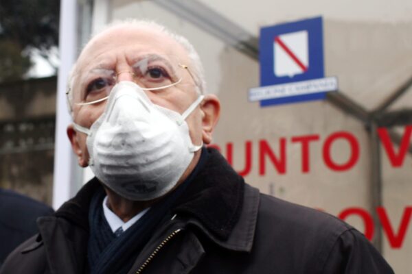 “Basta perdere tempo con No Vax e “sfrantummati” d’Italia”: De Luca archivia gli ottusi del Covid