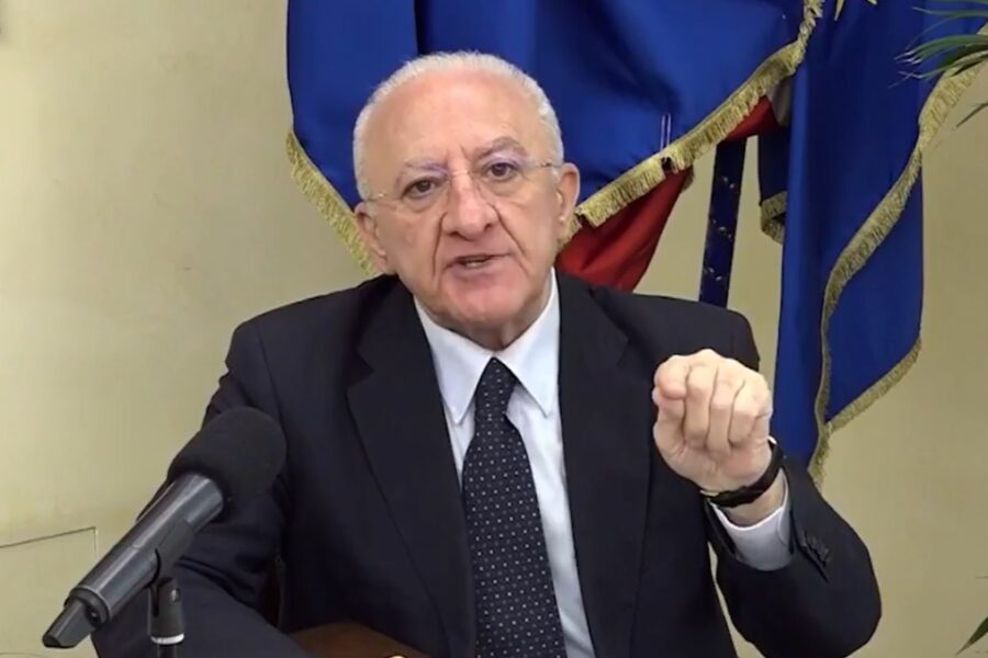 Campania zona rossa, De Luca rassicura su AstraZeneca e rilancia: “Ospedali reggono mentre Piemonte chiude reparti”