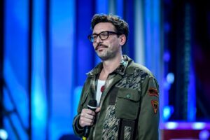 Chi è Willie Peyote, il rapper che con “Mai dire mai” porta ‘Boris’ sul palco del Festival di Sanremo