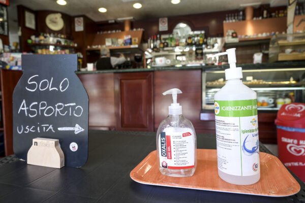 ROMA IN ZONA ROSSA BAR APERTO SOLTANTO PER ASPORTO IGIENIZZANTE