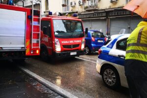 Doppio incidente al Corso Vittorio Emanuele: camion trascina alberi e autobus investe donna