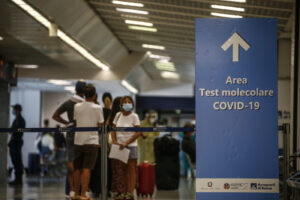 Volo dall’India sbarcato a Fiumicino, a bordo 23 positivi su 223: attesa per stabilire se sono casi di variante indiana