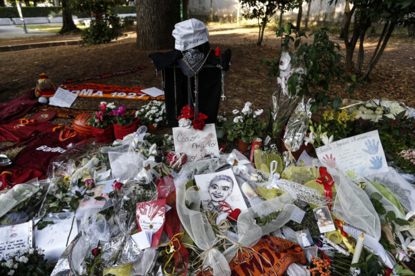 Foto Cecilia Fabiano/ LaPresse 
09 Settembre 2020 Colleferro, Roma (Italia)
Cronaca 
Omicidio di Willy Monteiro
Nella Foto: fiori e messaggi in piazza Italia dove è stato ucciso il ragazzo 
Photo Cecilia Fabiano/LaPresse
September 09 , 2020  Colleferro, Rome (Italy) 
News
Willy Monteiro murder  
In the pic: Colleferro mourns Willy, beaten to death by gang, message and flowers