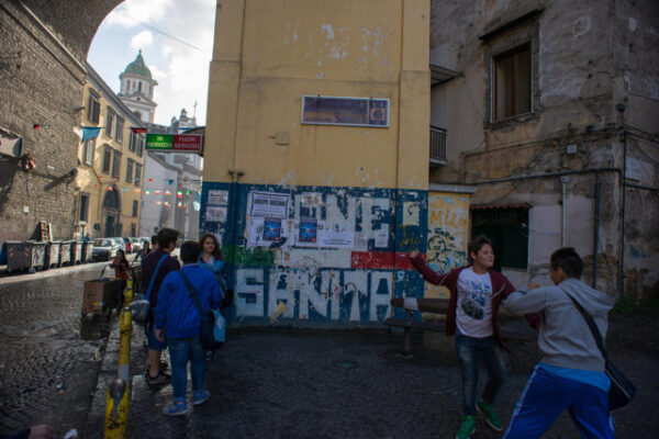 Spari in strada a Napoli, feriti due ragazzini di 14 e 15 anni: “Ci stavano rapinando”