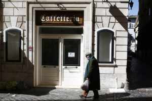 Foto Cecilia Fabiano/ LaPresse 
15 Marzo 2021 Roma (Italia)
Cronaca :  
Primo giorno in zona rossa nella capitale   
Nella foto : bar chiuso 
Photo Cecilia Fabiano/LaPresse
March 15 , 2021  Roma (Italy) 
News :
First day of Red Zone  against coronavirus contagion in Rome 
In The Pic : cafe closed