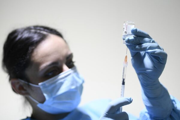 AstraZeneca non convince gli italiani: metà delle fiale in magazzino