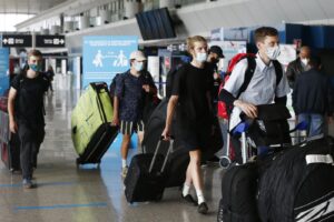 Viaggi dall’estero, prorogata la quarantena per chi torna da Paesi Ue: tutte le norme Viaggi dall’estero, prorogata la quarantena per chi torna da Paesi Ue: tutte le norme