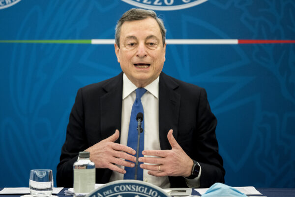 Riaperture, l’annuncio di Draghi: “Dal 26 aprile via libera a zona gialla, scuole e ristoranti all’aperto”