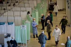 Record di vaccinazioni, ma una persona su 10 dice no al farmaco