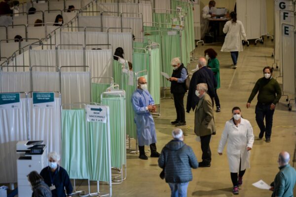 Record di vaccinazioni, ma una persona su 10 dice no al farmaco