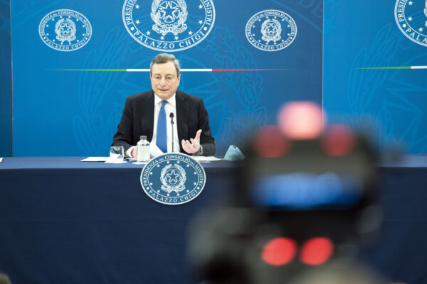 Foto Filippo Attili/Palazzo Chigi/LaPresse 16-04-2021 Roma, Italia Politica Il Presidente Mario Draghi e il Ministro della Salute, Roberto Speranza, hanno tenuto una conferenza stampa presso la Sala Polifunzionale della Presidenza del Consiglio. Nella foto: Mario DraghiDISTRIBUTION FREE OF CHARGE – NOT FOR SALE – Obbligatorio citare la fonte LaPresse/Palazzo Chigi/Filippo Attili