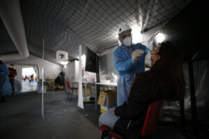 Foto Cecilia Fabiano/ LaPresse 
19 Aprile  2021 Roma (Italia)
Cronaca  :  
Hub della Croce Rossa per i tamponi Covid gratuiti a Roma Termini    
Nella foto : il gazebo allestito per i tamponi rapidi 
Photo Cecilia Fabiano/ LaPresse 
April 19 , 2021  Roma (Italy) 
News :
Red Cross station  for free Covid  swabs in Rome Termini
In The Pic : the Swab station