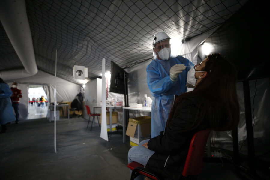 Foto Cecilia Fabiano/ LaPresse 
19 Aprile  2021 Roma (Italia)
Cronaca  :  
Hub della Croce Rossa per i tamponi Covid gratuiti a Roma Termini    
Nella foto : il gazebo allestito per i tamponi rapidi 
Photo Cecilia Fabiano/ LaPresse 
April 19 , 2021  Roma (Italy) 
News :
Red Cross station  for free Covid  swabs in Rome Termini
In The Pic : the Swab station