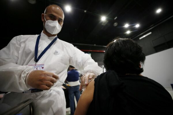 Vaccini anti-covid, rischio di contagio ridotto di due terzi dopo la prima dose