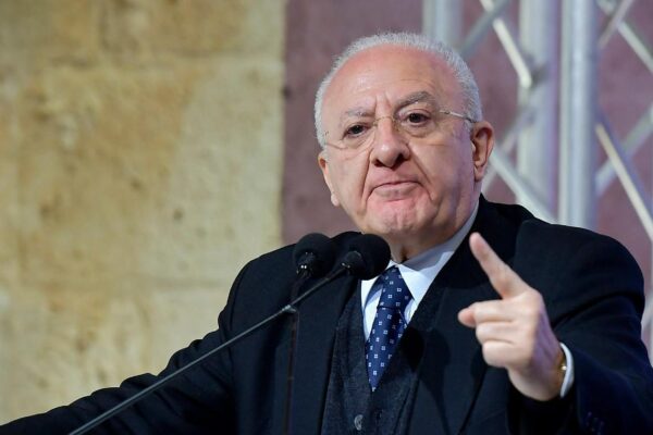 Coprifuoco, De Luca sta con Salvini ma attacca la Lega: “Va contro il suo governo, ma lascerei i ristoranti aperti fino alle 23”