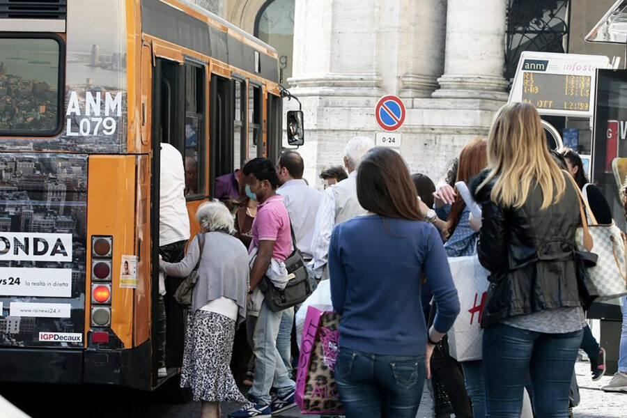 Bologna, studentessa violentata su un autobus da due minorenni: arrestati e collocati in comunità